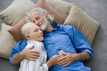 Senior couple with mp3 player — Stock Photo