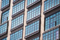 Detail of apartment windows of old industrial building, Manhattan, New York, USA — Stock Photo