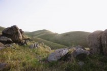 Rocce e verdi colline ondulate, California, USA — Foto stock