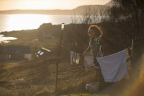 Mulher saindo lavando no jardim, Tokavaig, Ilha de Skye, Escócia — Fotografia de Stock