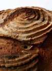 Nahaufnahme von frisch gebackenen Brotlaiben — Stockfoto