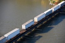 Трейлеры на грузовых контейнерах — стоковое фото