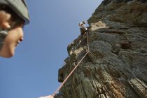 Tiefblick auf junges Bergsteigerpaar Felsformation, Val Senales, Südtirol, Italien — Stockfoto