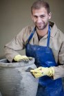 Sculpter et façonner la poterie — Photo de stock