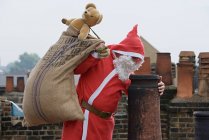 Papai Noel entregando presentes — Fotografia de Stock