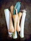 Fresh organic leeks and parsnips — Stock Photo