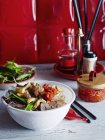 Частина в'єтнамської страви з соусом з часнику чилі — стокове фото