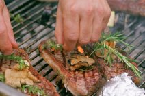 Steaks assaisonnés au barbecue — Photo de stock