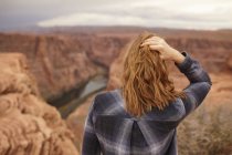 Woman standing, looking at view, Page, Arizona, Estados Unidos - foto de stock