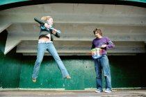 Paar spielt Luftgitarre auf der Bühne — Stockfoto