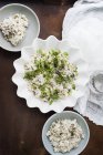 Salade de thon froid et riz dans un plat et bols sur la table — Photo de stock