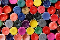 Hermoso fondo artístico colorido hecho de lápices de colores apilados - foto de stock
