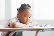Porträt einer afrikanisch-amerikanischen Schülerin im Unterricht — Stockfoto