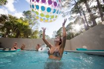 Donna che gioca a beach ball in piscina, Santa Rosa Beach, Florida, Stati Uniti d'America — Foto stock