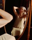 Seniorin blickt in den Spiegel — Stockfoto
