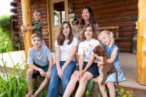 Ritratto di famiglia di fronte a casa — Foto stock