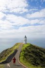 Вид сзади на маяк на мысе Рейнья, Нортленд, Новая Зеландия — стоковое фото