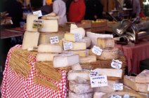 Puesto de quesos, Place Richelme market, Aix-en-Provence, Francia - foto de stock