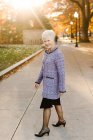 Портрет старшої жінки, на відкритому повітрі, в розумному одязі — стокове фото