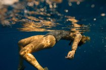 Vista subacquea della donna galleggiante, Oahu, Hawaii, Stati Uniti d'America — Foto stock