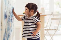 Femmina bambino che fa pittura impronta a mano — Foto stock