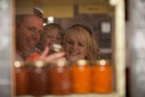 Familie kauft Marmelade im Supermarkt ein — Stockfoto