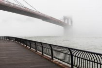 Brouillard roulant sur le pont de Brooklyn — Photo de stock