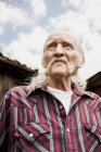 Старший чоловік з довгим сірим волоссям, портрет — стокове фото