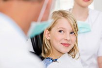 Дівчина в кабінеті стоматолога — стокове фото