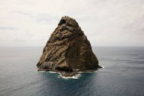 Vulkangipfel mitten im Ozean — Stockfoto