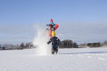 Vater und zwei Söhne irren durch verschneite Landschaft — Stockfoto