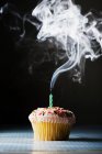 Close-up tiro de bolo de aniversário com vela no fundo preto — Fotografia de Stock