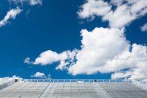 Небо и облака над сиденьями стадиона — стоковое фото