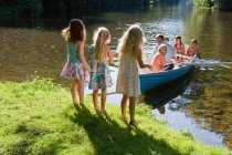 Niños en un barco - foto de stock