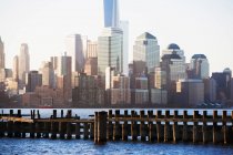 Vecchio molo e Manhattan skyline — Foto stock
