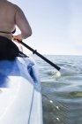 Ritagliato di donna kayak, Islamorada, Florida Keys, Stati Uniti d'America — Foto stock