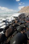 Costa rocciosa con schiuma surf — Foto stock