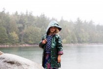 Menina à chuva no Parque Nacional de Acadia, Maine, EUA — Fotografia de Stock