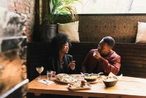 Casal compartilhando refeição juntos no café — Fotografia de Stock