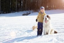 Діти грають на снігу — стокове фото