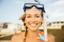 Retrato de mulher usando snorkel e olhando para a câmera sorrindo — Fotografia de Stock