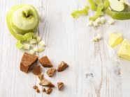 Ингредиенты для яблочного пудинга на столе — стоковое фото