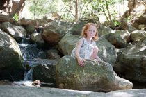 Дівчина на скелях біля річки — стокове фото
