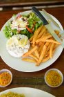 Piatto di patatine fritte, cena insalata e uova — Foto stock
