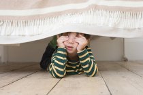 Junge spielt Verstecken — Stockfoto
