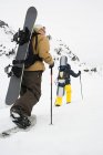 Vista trasera de dos hombres esquiando - foto de stock