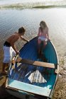 Подростковая пара с лодкой — стоковое фото