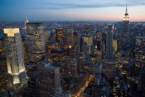 Vista aérea da paisagem urbana de Manhattan ao entardecer — Fotografia de Stock
