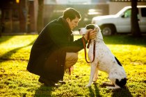 Homem de estimação cão no parque — Fotografia de Stock