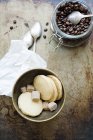 Vida tranquila com biscoitos e grãos de café — Fotografia de Stock
